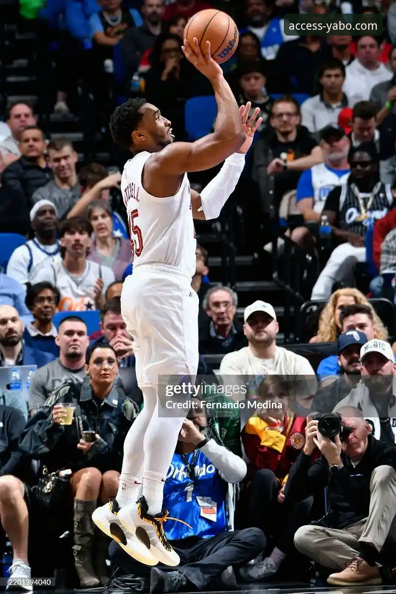 如何像资深球迷一样，在手机上沉浸式体验骑士与魔术的飙分大战？